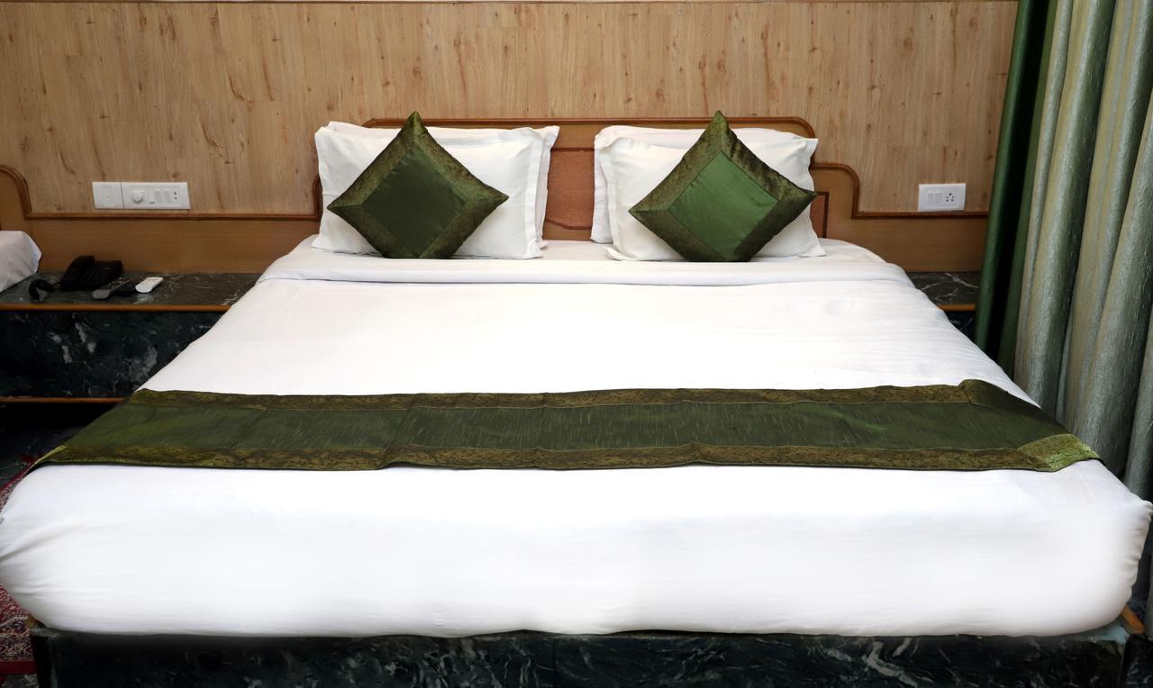 โอโย 22075 โฮเต็ล พาลีพาเลซ Hotel คาตรา ภายนอก รูปภาพ