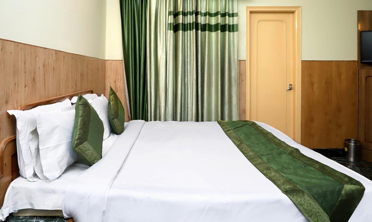 โอโย 22075 โฮเต็ล พาลีพาเลซ Hotel คาตรา ภายนอก รูปภาพ