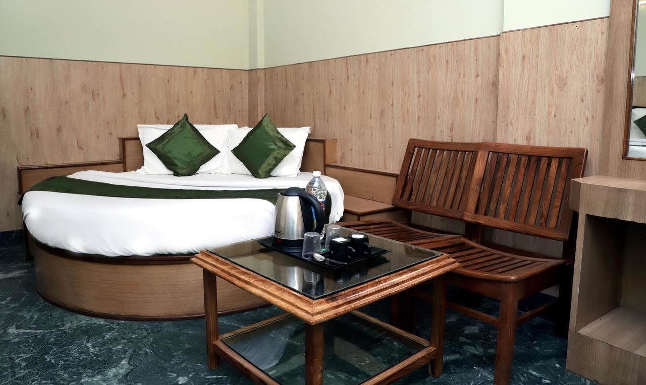 โอโย 22075 โฮเต็ล พาลีพาเลซ Hotel คาตรา ภายนอก รูปภาพ