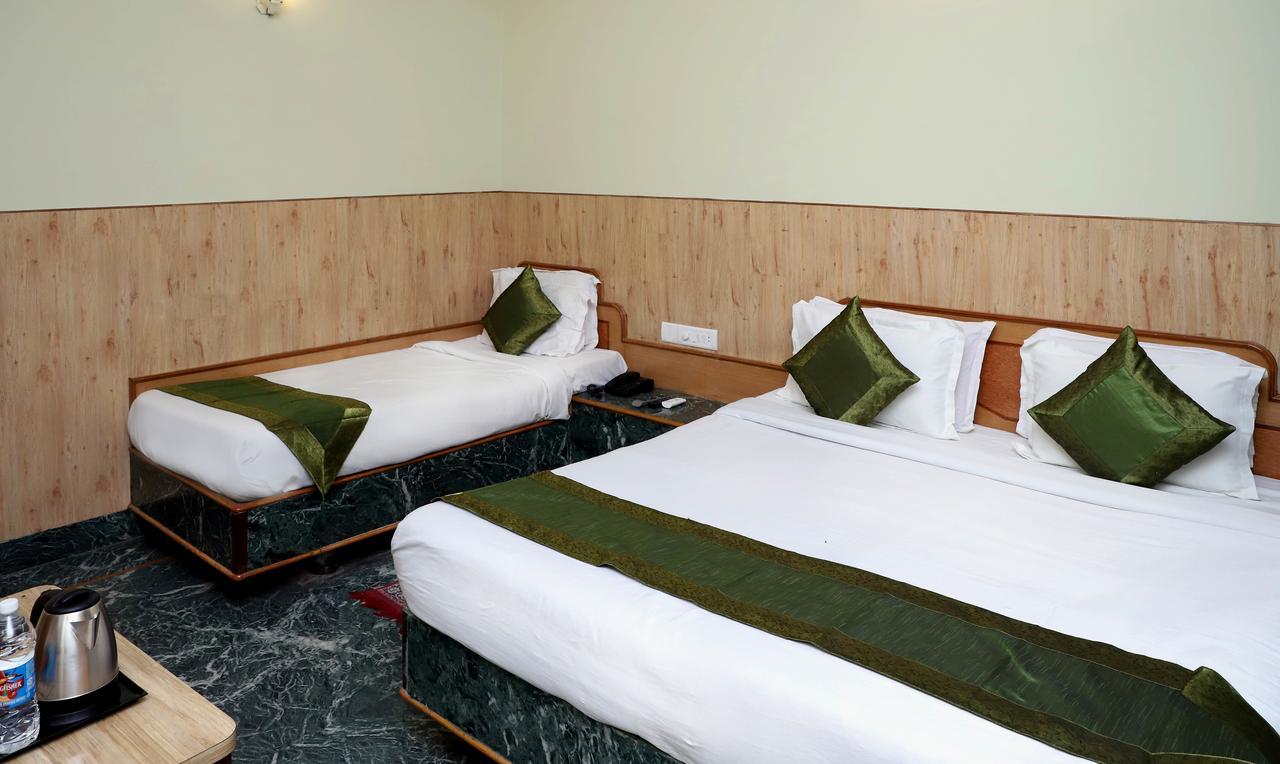 โอโย 22075 โฮเต็ล พาลีพาเลซ Hotel คาตรา ภายนอก รูปภาพ