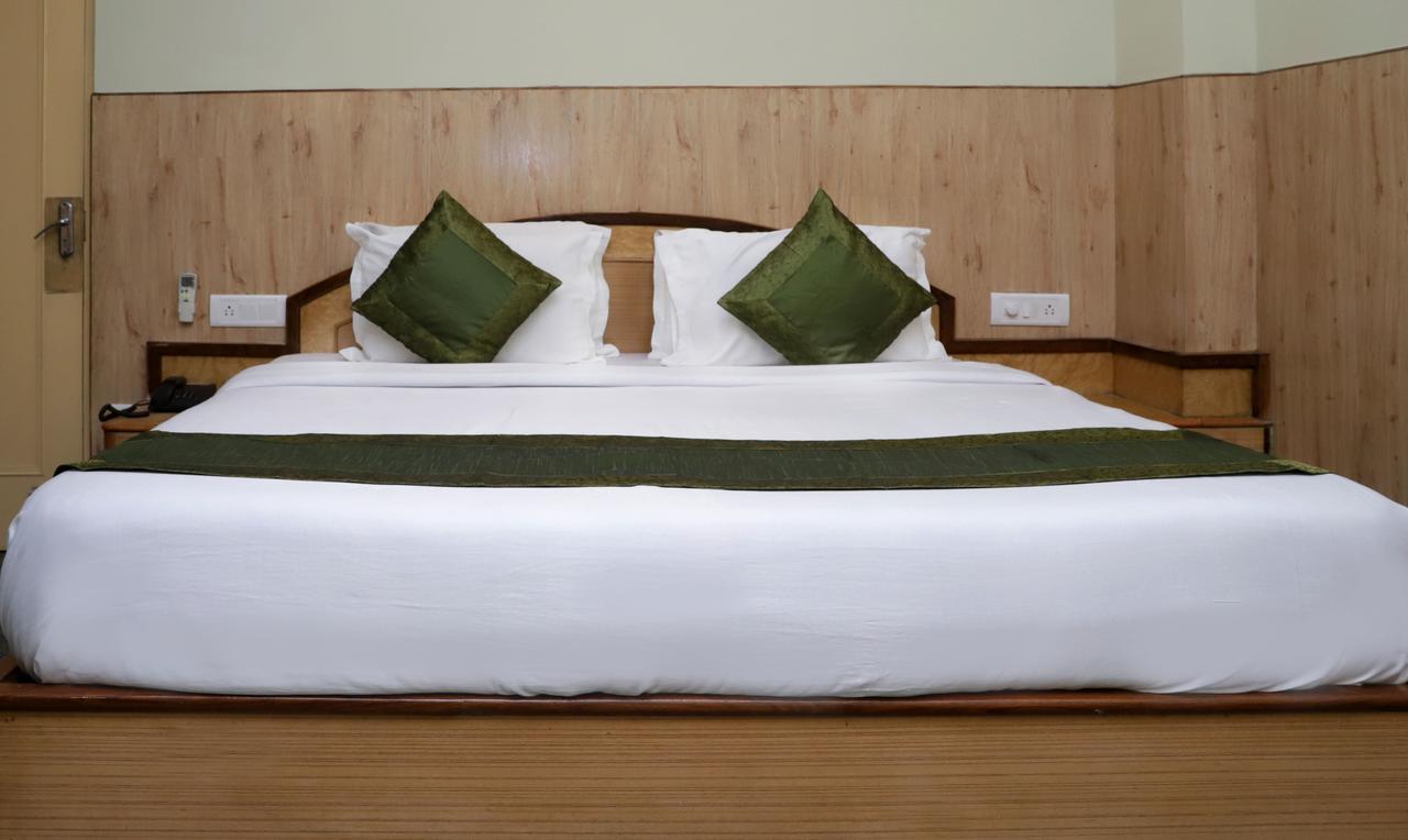 โอโย 22075 โฮเต็ล พาลีพาเลซ Hotel คาตรา ภายนอก รูปภาพ