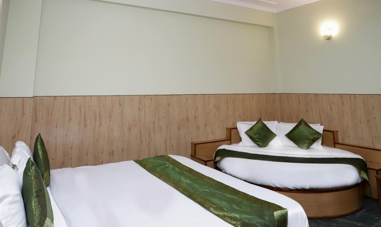 โอโย 22075 โฮเต็ล พาลีพาเลซ Hotel คาตรา ภายนอก รูปภาพ