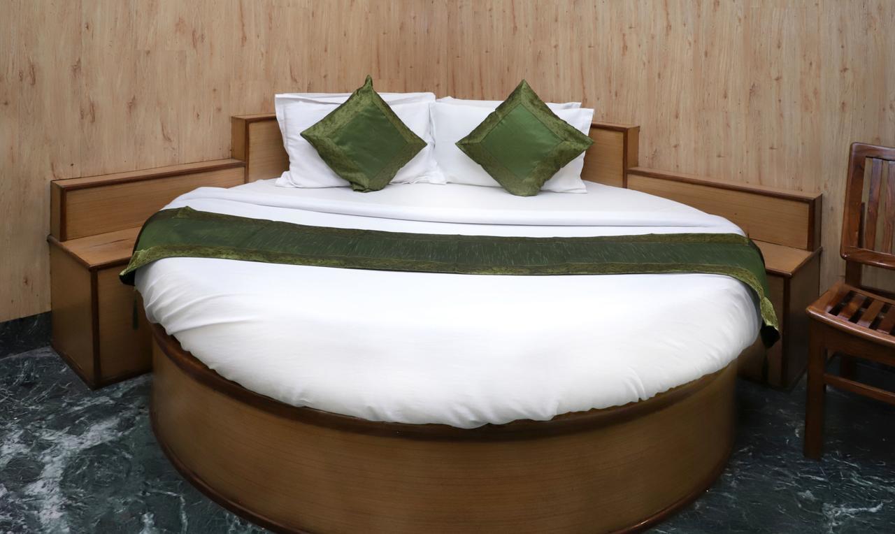 โอโย 22075 โฮเต็ล พาลีพาเลซ Hotel คาตรา ภายนอก รูปภาพ