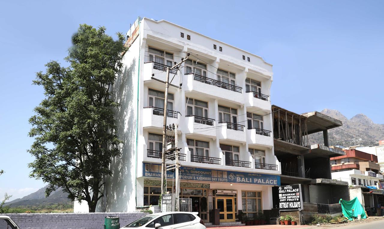 โอโย 22075 โฮเต็ล พาลีพาเลซ Hotel คาตรา ภายนอก รูปภาพ