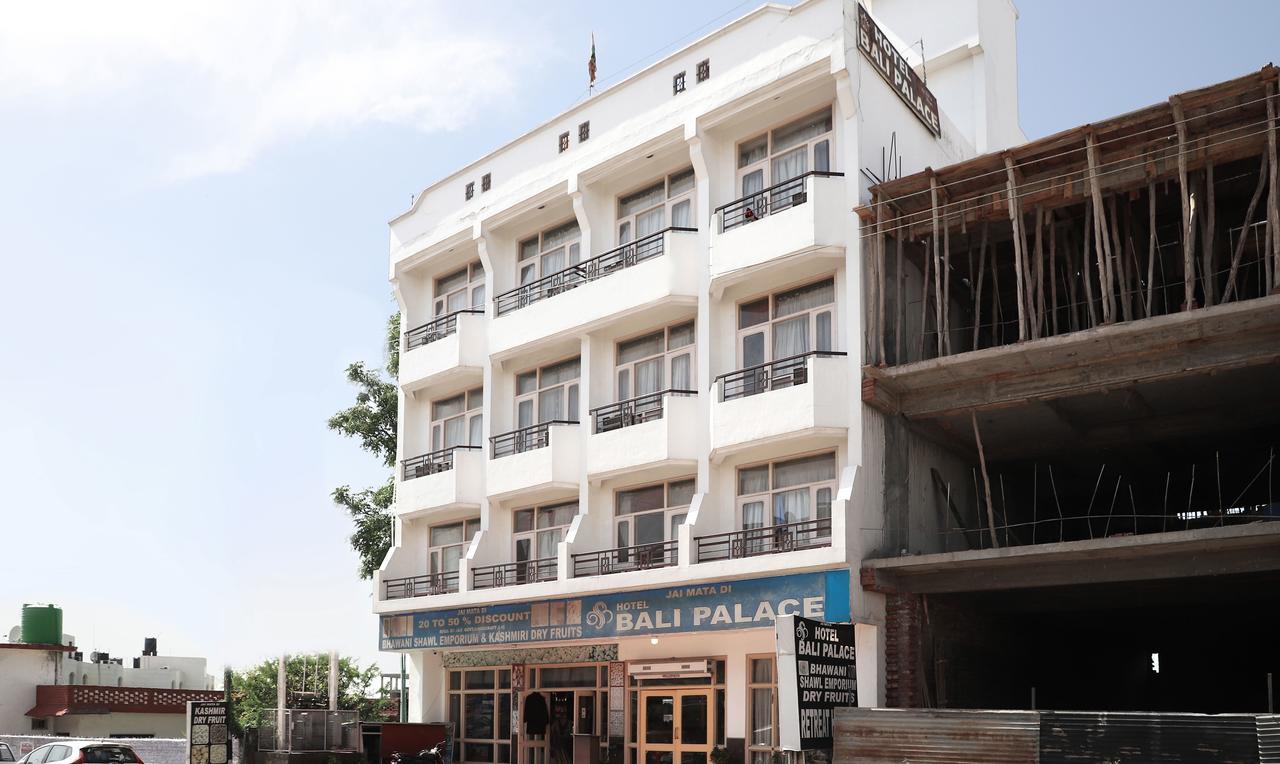 โอโย 22075 โฮเต็ล พาลีพาเลซ Hotel คาตรา ภายนอก รูปภาพ