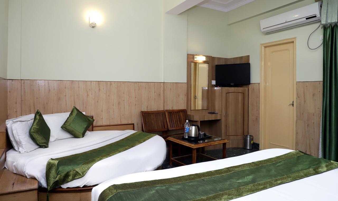 โอโย 22075 โฮเต็ล พาลีพาเลซ Hotel คาตรา ภายนอก รูปภาพ