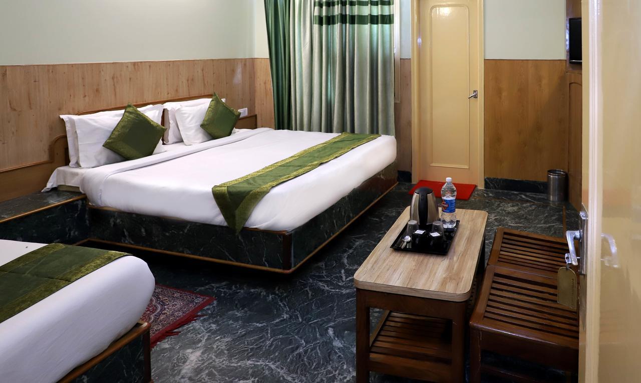 โอโย 22075 โฮเต็ล พาลีพาเลซ Hotel คาตรา ภายนอก รูปภาพ