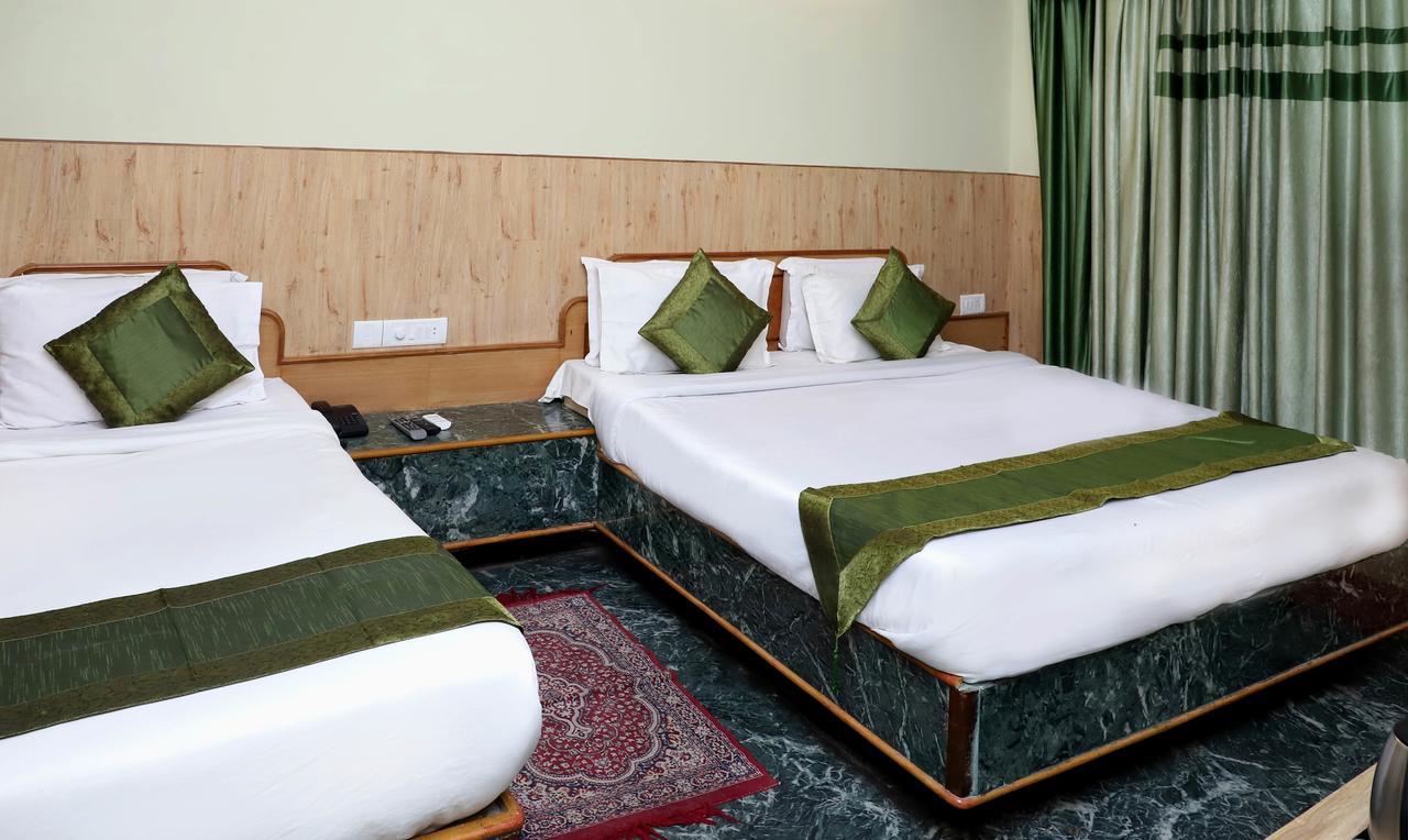 โอโย 22075 โฮเต็ล พาลีพาเลซ Hotel คาตรา ภายนอก รูปภาพ