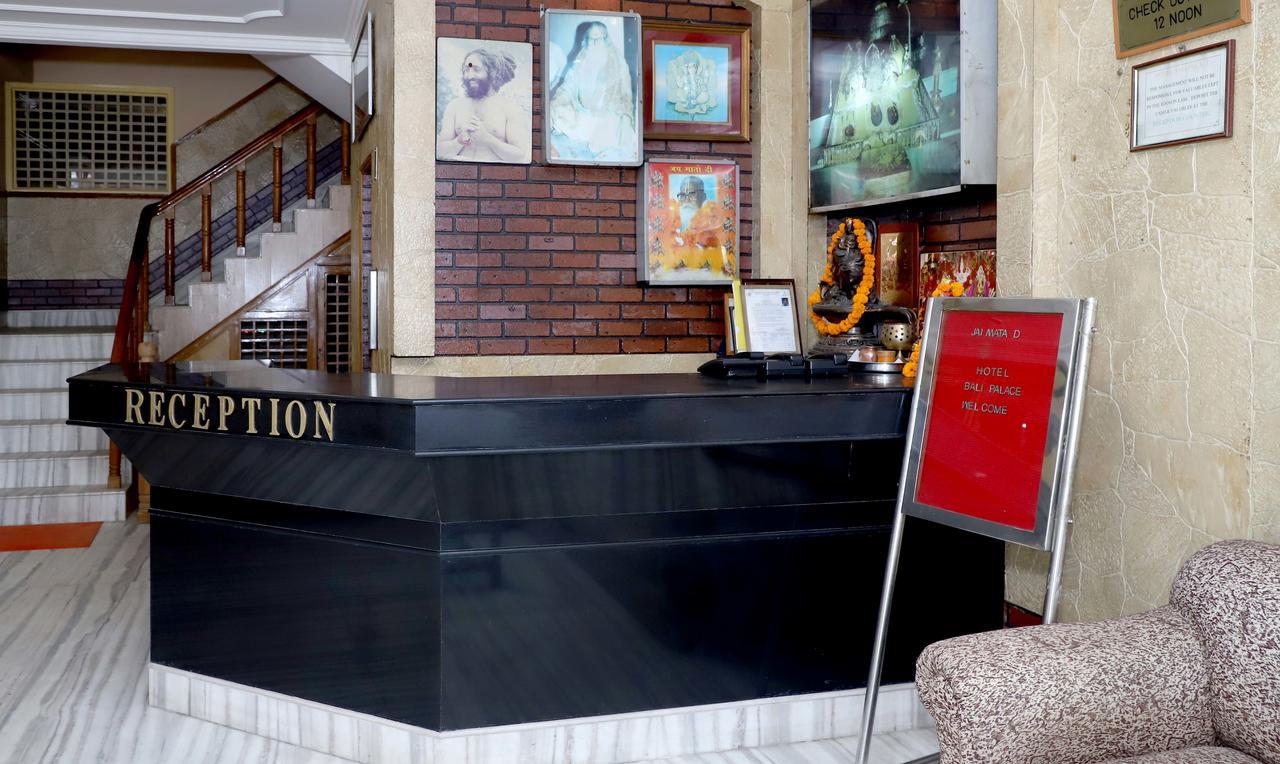 โอโย 22075 โฮเต็ล พาลีพาเลซ Hotel คาตรา ภายนอก รูปภาพ