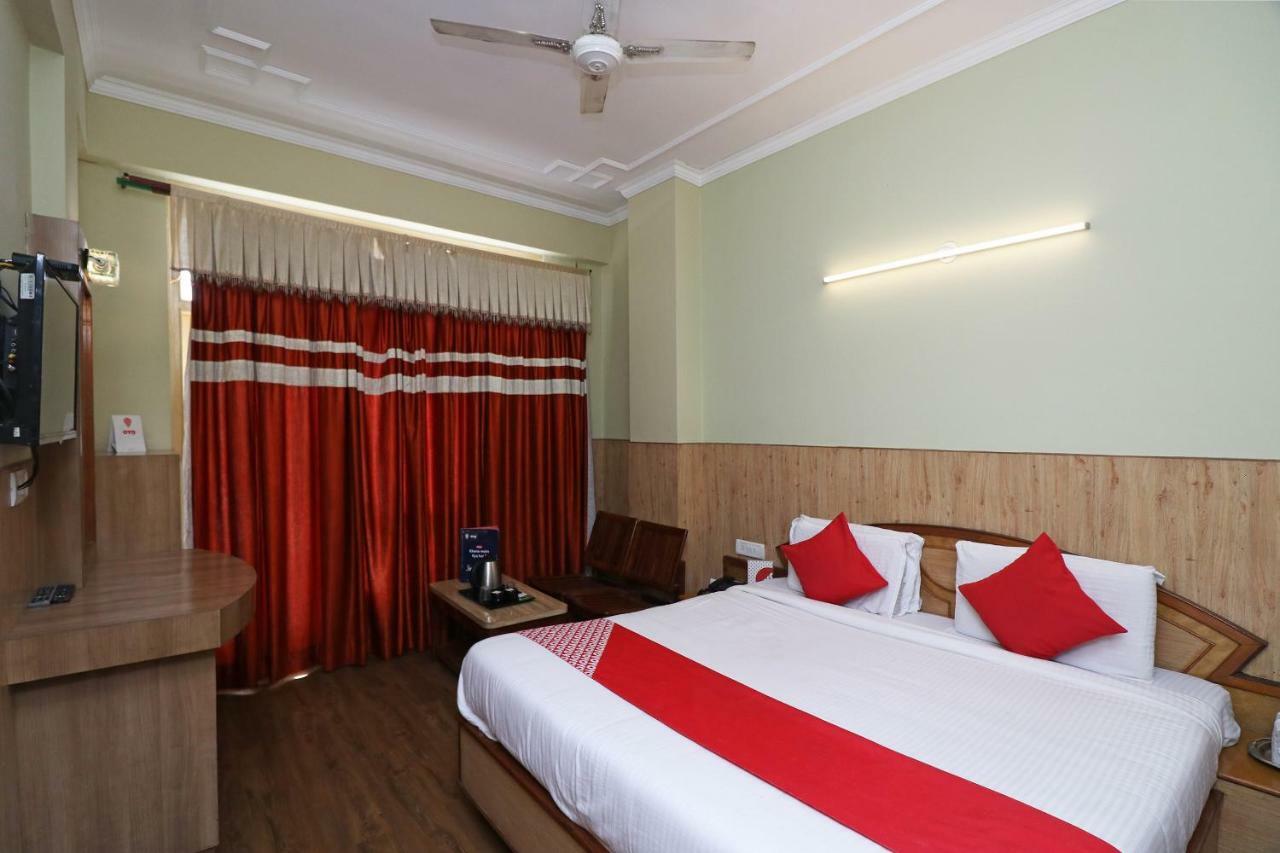 โอโย 22075 โฮเต็ล พาลีพาเลซ Hotel คาตรา ภายนอก รูปภาพ