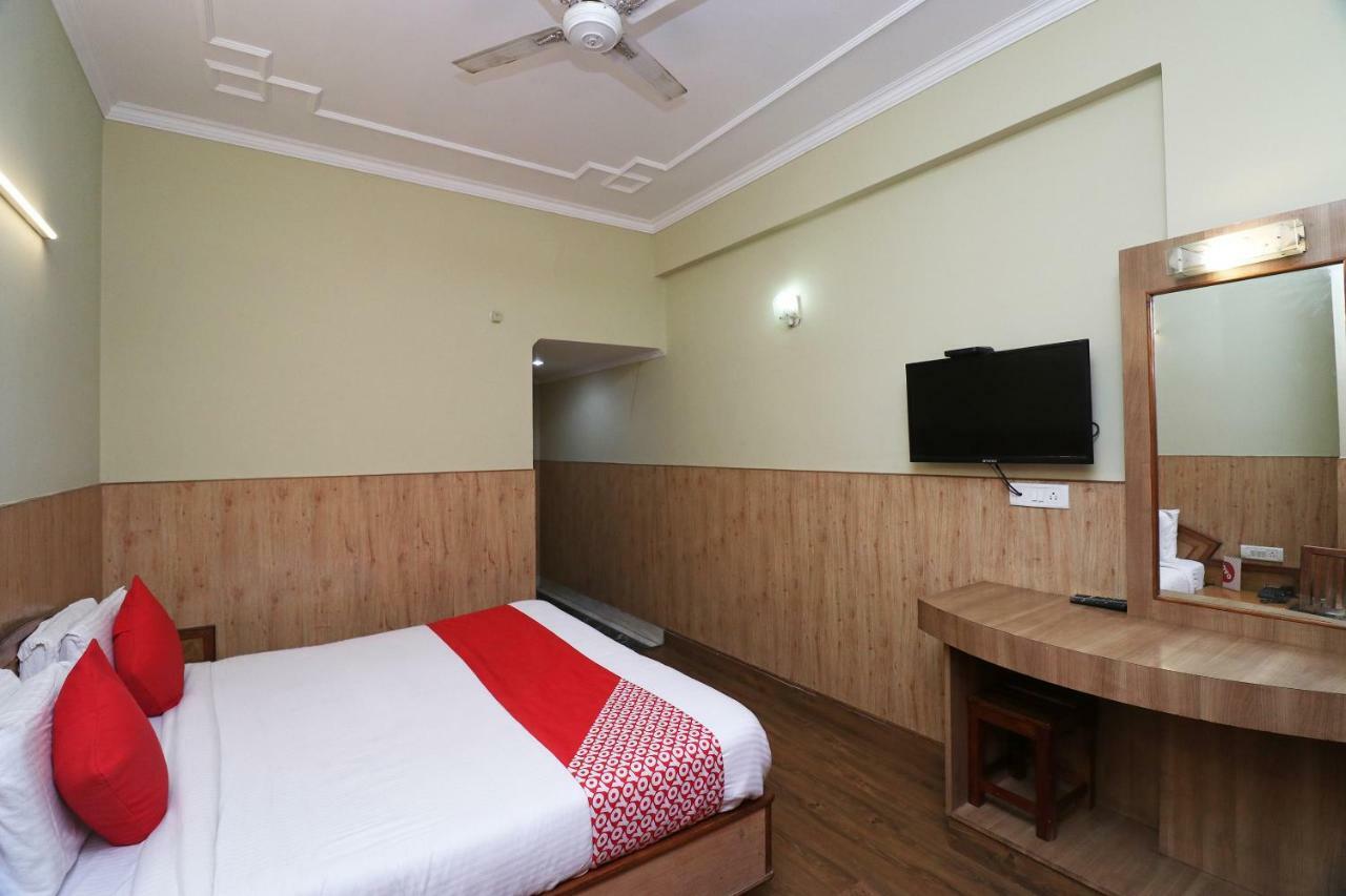 โอโย 22075 โฮเต็ล พาลีพาเลซ Hotel คาตรา ภายนอก รูปภาพ